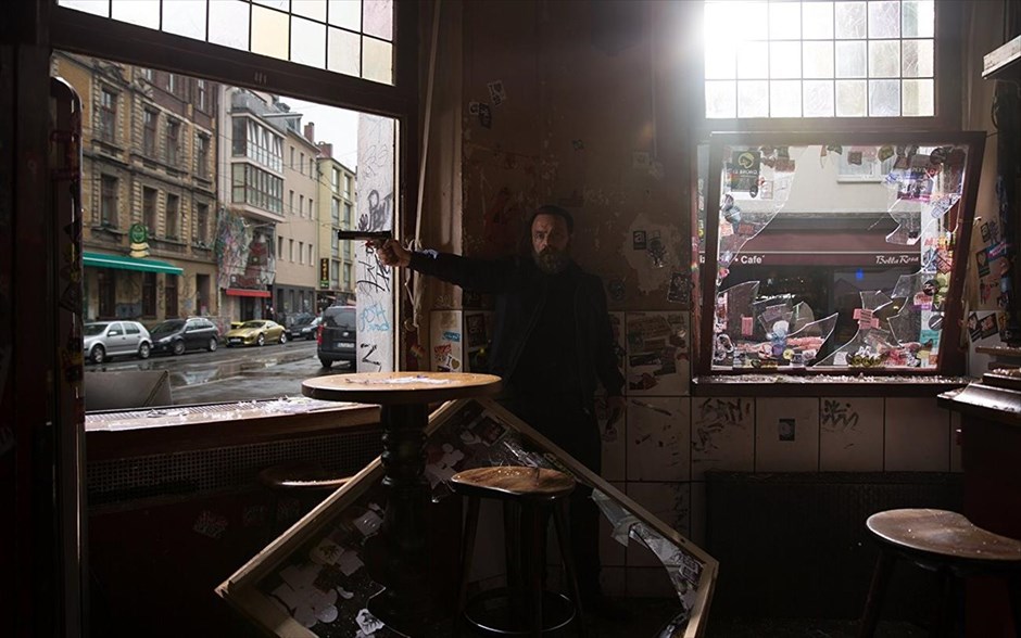 Χωρίς διέξοδο. Ήρωας του θρίλερ δράσης του Ίραν Κρίβι είναι ένας νεαρός, ο οποίος, όταν η αγαπημένη του ανακαλύπτει ότι πάσχει από μια σπάνια θανατηφόρα ασθένεια, αποφασίζει να ληστέψει έναν Γερμανό γκάγκστερ, προκειμένου να πληρώσει τη θεραπεία της.