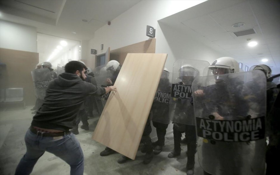 Πλειστηριασμοί: Επεισόδια και χημικά στο Ειρηνοδικείο Αθηνών. 
