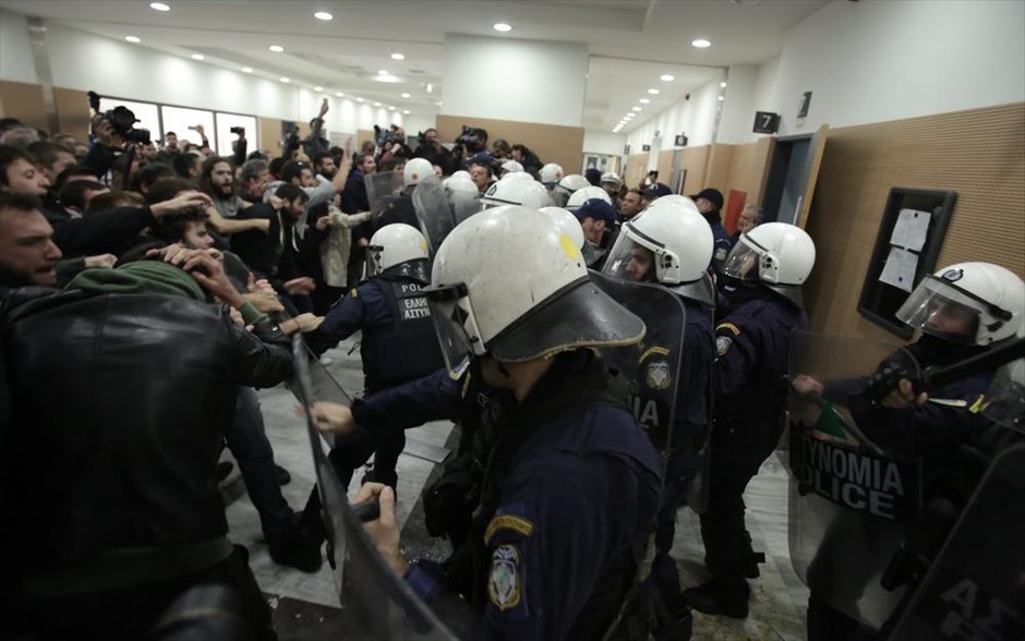 Πλειστηριασμοί: Επεισόδια και χημικά στο Ειρηνοδικείο Αθηνών. 