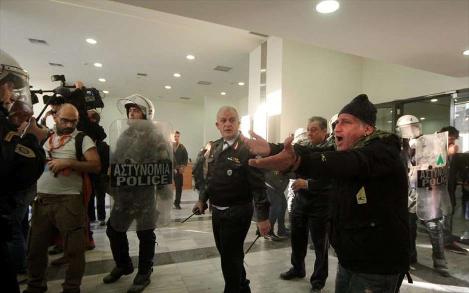 Πλειστηριασμοί: Επεισόδια και χημικά στο Ειρηνοδικείο Αθηνών. 