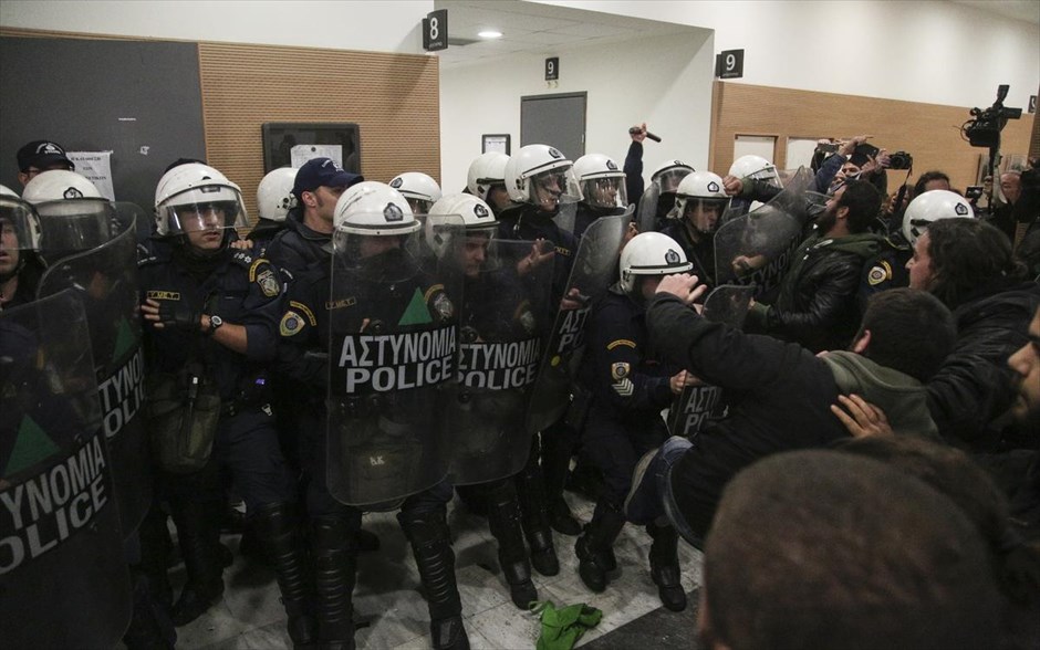 Πλειστηριασμοί: Επεισόδια και χημικά στο Ειρηνοδικείο Αθηνών. 