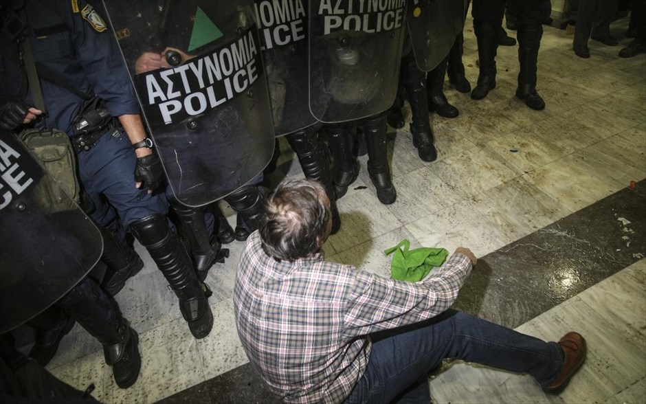 Πλειστηριασμοί: Επεισόδια και χημικά στο Ειρηνοδικείο Αθηνών. 