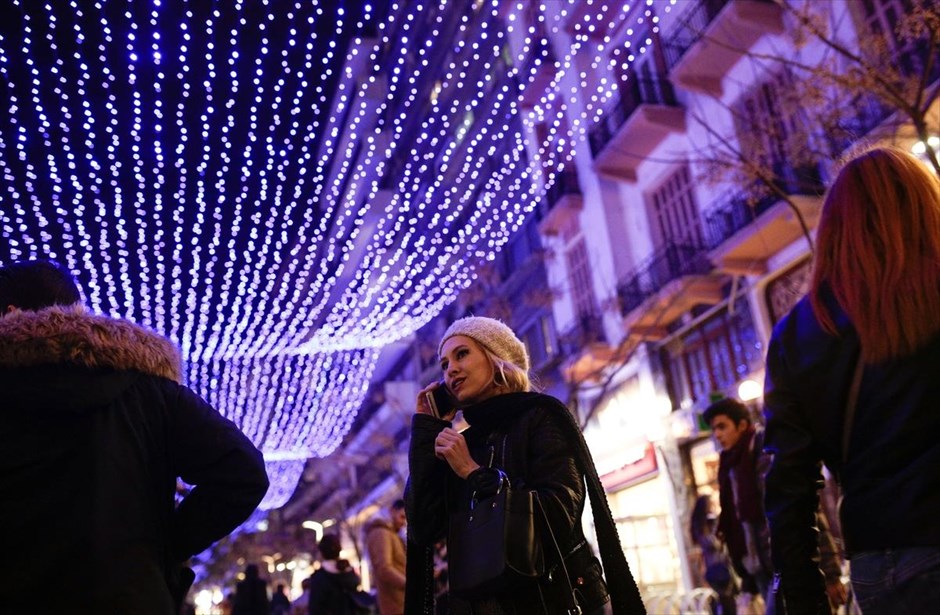 Χριστουγεννιάτικη ατμόσφαιρα στη Θεσσαλονίκη. Φωταγώγηση του πεζόδρομου της Αγίας Σοφίας, στη Θεσσαλονίκη.