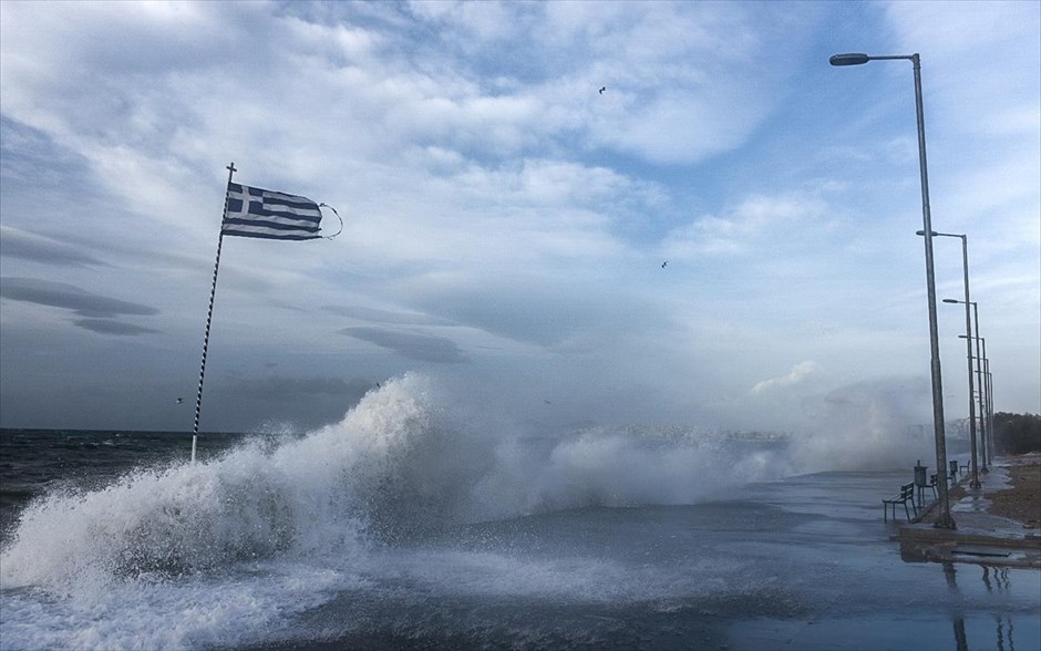 Ισχυροί νότιοι άνεμοι στην Αττική. Στιγμιότυπο από την παραλία του Αλίμου.