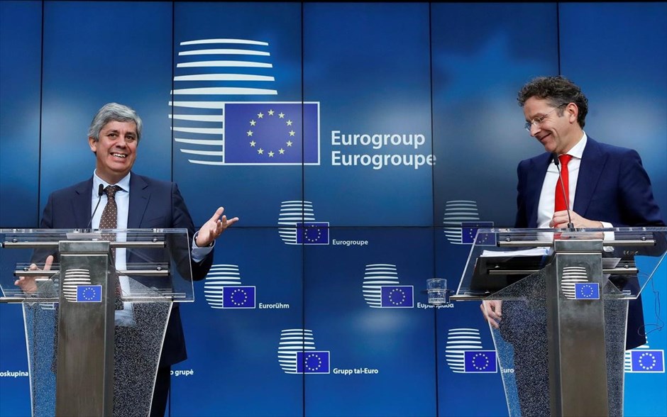 Νέος πρόεδρος του Eurogroup ο Πορτογάλος ΥΠΟΙΚ Μάριο Σεντένο. O Πορτογάλος υπουργός Οικονομικών&nbsp;Μάριο Σεντένο αναδείχθηκε νέος Πρόεδρος του Eurogroup για τα επόμενα 2,5 χρόνια, μετά από τρεις γύρους ψηφοφορίας. Ο Μάριο Σεντένο θα αναλάβει τα καθήκοντά του στις 13 Ιανουαρίου του 2018. Το πρώτο Eurogroup υπό την προεδρία του θα συνεδριάσει στις 22 Ιανουαρίου. Ο απερχόμενος πρόεδρος του Eurogroup Γερούν Ντέισελμπλουμ&nbsp;συνεχάρη τον «διάδοχό» του για την εκλογή του, «του εύχομαι επιτυχία στα μελλοντικά του καθήκοντα» ανέφερε.&nbsp;