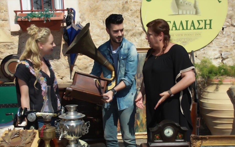O θησαυρός. Η κωμωδία του Στράτου Μαρκίδη βασίζεται σε μια από τις αγαπημένες στιγμές του κλασικού ελληνικού κινηματογράφου, την ταινία του Νίκου Τσιφόρου, «Ο θησαυρός του μακαρίτη» (1959).