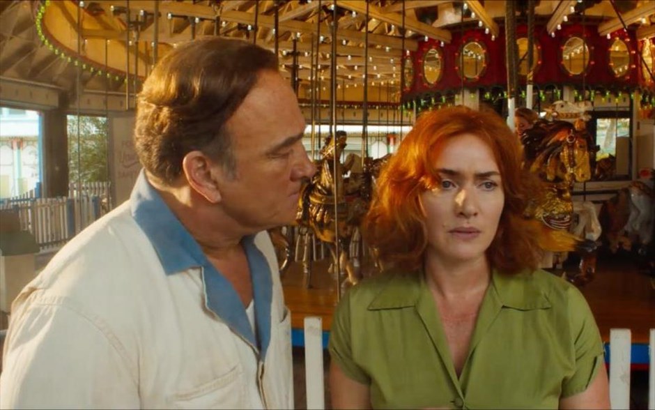 Wonder wheel. Το νέο δράμα του Γούντι Άλεν - με τους Κέιτ Ουίνσλετ, Τζάστιν Τίμπερλεϊκ, Τζούνο Τεμπλ και Τζιμ Μπελούσι - εκτυλίσσεται τη δεκαετία του ’50, στο Κόνι Άιλαντ, όταν η σύζυγος ενός μεσήλικα χειριστή καρουζέλ ερωτεύεται παράφορα έναν ναυαγοσώστη, τον οποίο φλερτάρει παράλληλα και η θετή κόρης της.