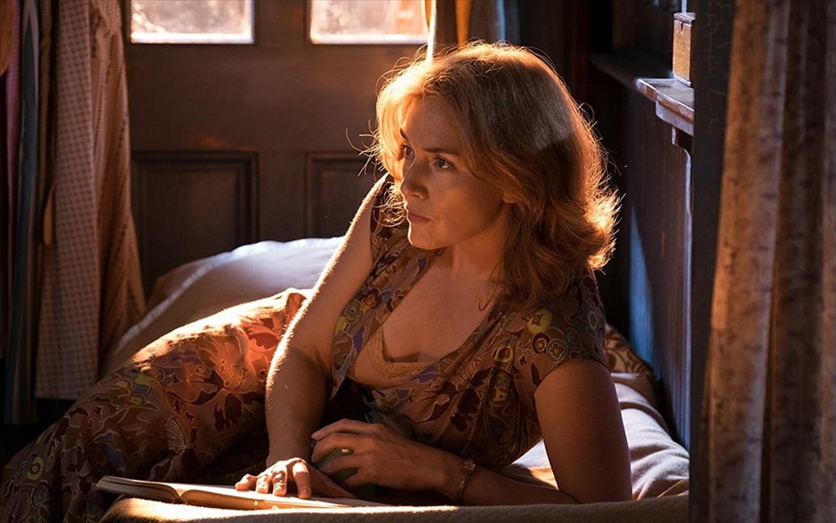Wonder wheel. Το νέο δράμα του Γούντι Άλεν - με τους Κέιτ Ουίνσλετ, Τζάστιν Τίμπερλεϊκ, Τζούνο Τεμπλ και Τζιμ Μπελούσι - εκτυλίσσεται τη δεκαετία του ’50, στο Κόνι Άιλαντ, όταν η σύζυγος ενός μεσήλικα χειριστή καρουζέλ ερωτεύεται παράφορα έναν ναυαγοσώστη, τον οποίο φλερτάρει παράλληλα και η θετή κόρης της.
