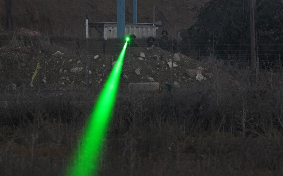 Συγκρούσεις στη Γάζα. Ισραηλινοί στρατιώτες σημαδεύουν με λέιζερ Παλαιστίνιους διαδηλωτές κατά τη διάρκεια συγκρούσεων στα σύνορα του Ισραήλ&nbsp;με την Γάζα. Την&nbsp;νύχτα της Τρίτης προς Τετάρτη&nbsp;ο ισραηλινός στρατός, έπληξε θέση του παλαιστινιακού κινήματος Χαμάς στη Λωρίδα της Γάζας, έπειτα από την εκτόξευση ενός βλήματος από τον παλαιστινιακό θύλακα