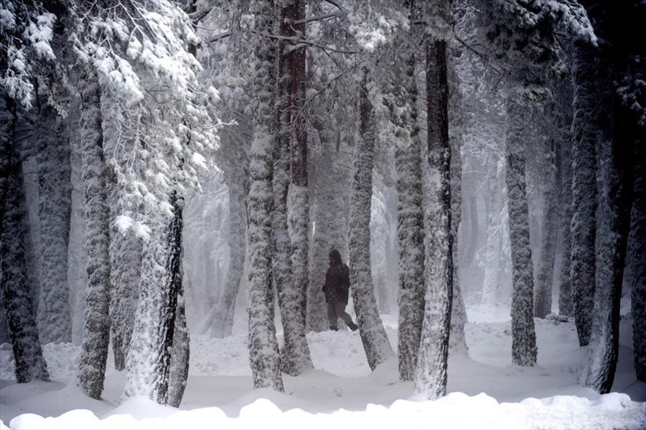 Χιονόπτωση στη Γαλικία. Ένας άντρας περπατά σε μονοπάτι του βουνού Cabeza de Manzaneda, στη Γαλικία.