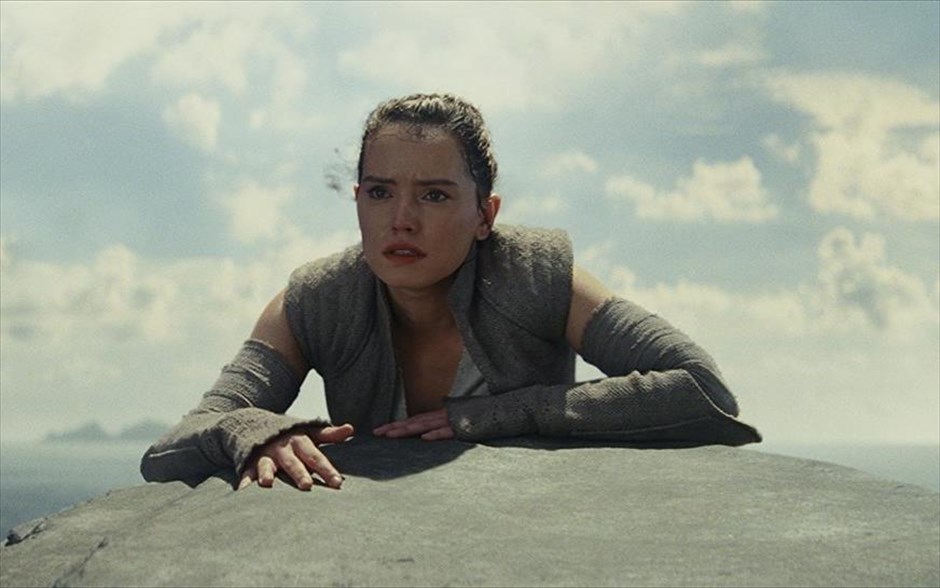 Star Wars: Οι τελευταίοι Τζεντάι. Η επιτυχημένη σειρά ταινιών επιστημονικής φαντασίας επιστρέφει με την όγδοη συνέχειά της, η οποία, σκηνοθετημένη από τον Ρίαν Τζόνσον, αποτελεί τη δεύτερη ταινία της τριλογίας σίκουελ.