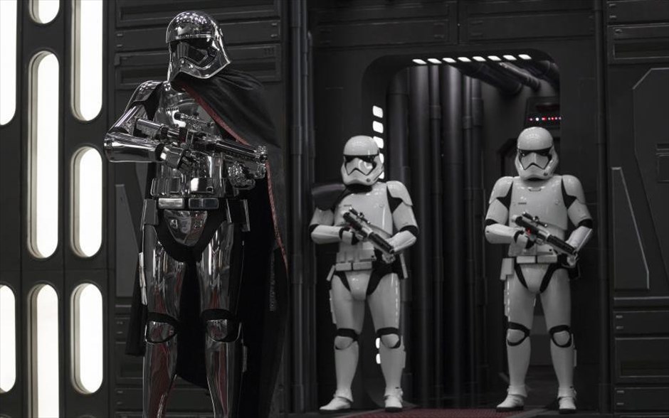 Star Wars: Οι τελευταίοι Τζεντάι. Η επιτυχημένη σειρά ταινιών επιστημονικής φαντασίας επιστρέφει με την όγδοη συνέχειά της, η οποία, σκηνοθετημένη από τον Ρίαν Τζόνσον, αποτελεί τη δεύτερη ταινία της τριλογίας σίκουελ.