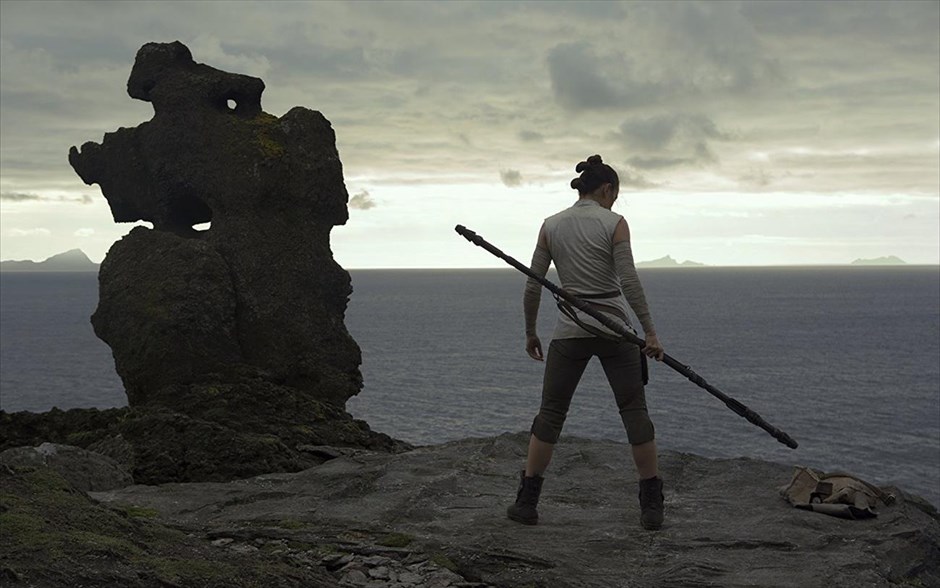 Star Wars: Οι τελευταίοι Τζεντάι. Η επιτυχημένη σειρά ταινιών επιστημονικής φαντασίας επιστρέφει με την όγδοη συνέχειά της, η οποία, σκηνοθετημένη από τον Ρίαν Τζόνσον, αποτελεί τη δεύτερη ταινία της τριλογίας σίκουελ.
