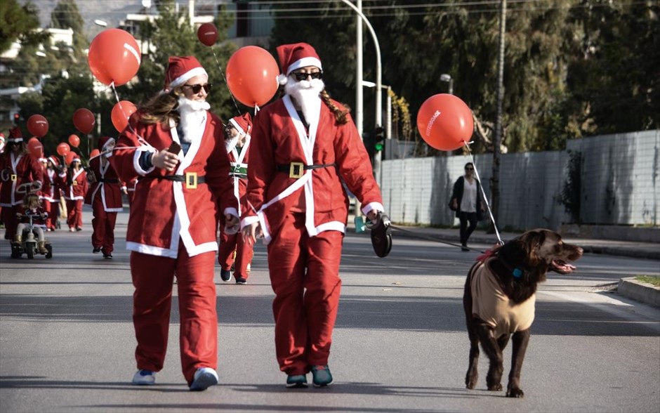 Χριστουγεννιάτικοι δρομείς στη Γλυφάδα. Στιγμιότυπο από το Athens Santa Run, στη Γλυφάδα, όπου ντυμένοι Aϊ Βασίληδες διαγωνίστηκαν στο τρέξιμο. 