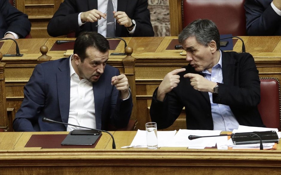 Εκφραστικές συνομιλίες στη Βουλή . Ο&nbsp;υπουργός Ψηφιακής Πολιτικής, Νίκος Παππάς, συνομιλεί με τον&nbsp;υπουργό Οικονομικών, Ευκλείδη Τσακαλώτο, στη Βουλή&nbsp;κατά τη διάρκεια της&nbsp;συζήτησης για τον προϋπολογισμό του 2018. Η συζήτηση για τον&nbsp;προϋπολογισμό ολοκληρώνεται σήμερα με την ψήφισή του από την Ολομέλεια της Βουλής.&nbsp;