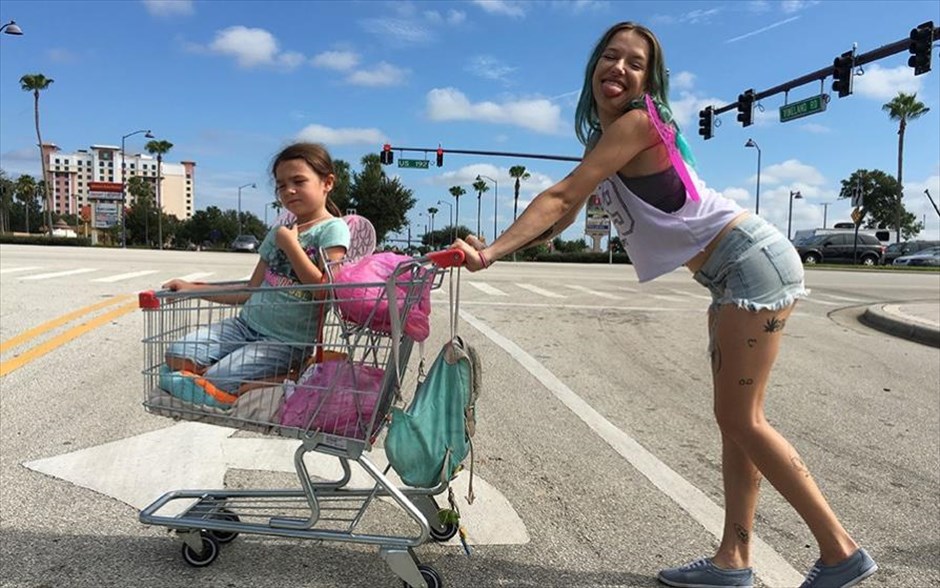 The Florida Project. Το δράμα του Σον Μπέικερ - με τους Γουίλεμ Νταφόε, Μπρούκλιν Πρινς και Βαλέρια Κότο - αποτυπώνει τον αγώνα των ανθρώπων που προσπαθούν να επιβιώσουν σε ένα δυσλειτουργικό κοινωνικό πλαίσιο.