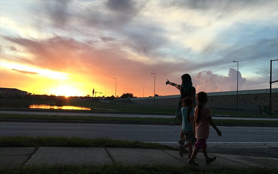 The Florida Project. Το δράμα του Σον Μπέικερ - με τους Γουίλεμ Νταφόε, Μπρούκλιν Πρινς και Βαλέρια Κότο - αποτυπώνει τον αγώνα των ανθρώπων που προσπαθούν να επιβιώσουν σε ένα δυσλειτουργικό κοινωνικό πλαίσιο.
