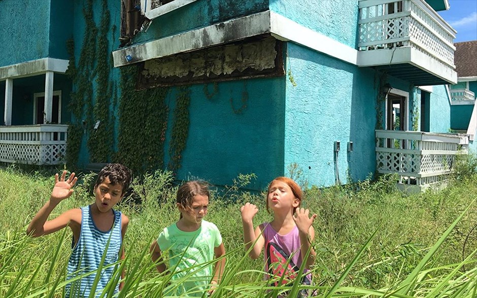 The Florida Project. Το δράμα του Σον Μπέικερ - με τους Γουίλεμ Νταφόε, Μπρούκλιν Πρινς και Βαλέρια Κότο - αποτυπώνει τον αγώνα των ανθρώπων που προσπαθούν να επιβιώσουν σε ένα δυσλειτουργικό κοινωνικό πλαίσιο.