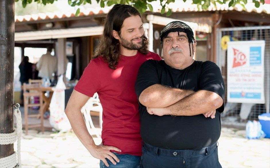 The bachelor 2. Μία από τις εμπορικότερες ελληνικές ταινίες της προηγούμενης κινηματογραφικής σεζόν επιστρέφει με την κωμική συνέχειά της, σκηνοθετημένη από τον Γιάννη Παπαδάκο.
