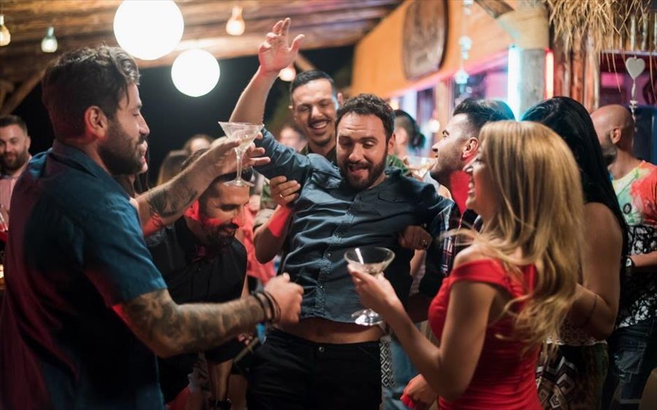 The bachelor 2. Μία από τις εμπορικότερες ελληνικές ταινίες της προηγούμενης κινηματογραφικής σεζόν επιστρέφει με την κωμική συνέχειά της, σκηνοθετημένη από τον Γιάννη Παπαδάκο.
