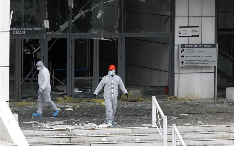 Έκρηξη βόμβας στο εφετείο Αθηνών. Συνεργεία της Εγκληματολογικής Υπηρεσίας κάνουν έρευνα στο σημείο της έκρηξης έξω από το Εφετείο Αθηνών.