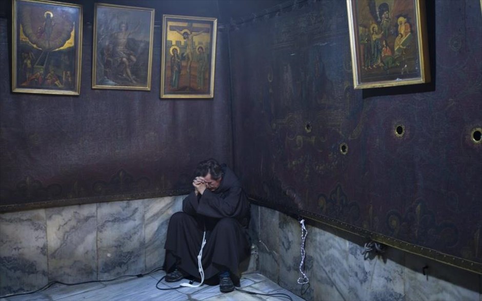 Προσευχή στην Βηθλεέμ. Ένας&nbsp;Φραγκισκανός μοναχός προσεύχεται στην Βασιλική της Γεννήσεως, η οποία βρίσκεται στην Αγία Πόλη της Βηθλεέμ, στην Παλαιστίνη.&nbsp;Ο ναός θεωρείται ο τόπος γέννησης του Ιησού Χριστού.&nbsp;