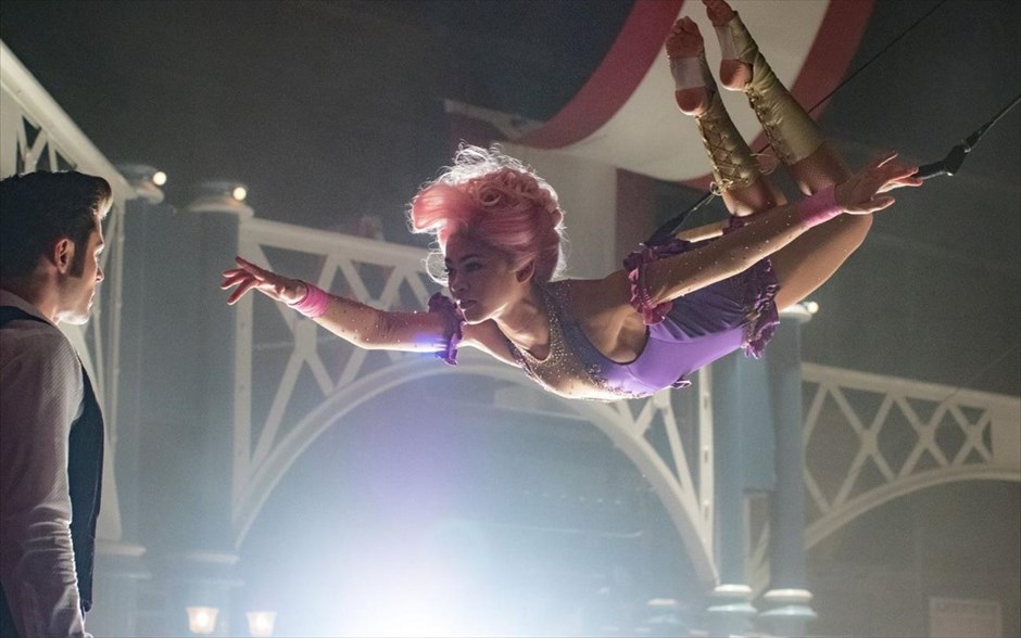  The greatest showman. Αντλώντας έμπνευση από τη φιλοδοξία και τη φαντασία του Φ. Τ. Μπάρνουμ, ο οποίος, στα τέλη του 19ου αιώνα, έστησε ένα πρωτότυπο υπερθέαμα στα πρότυπα του τσίρκου, το εντυπωσιακό μιούζικαλ του Μάικλ Γκρέισι εξυμνεί τη γέννηση του θεάματος και τον θαυμασμό που νιώθουμε, όταν τα όνειρα γίνονται πραγματικότητα.