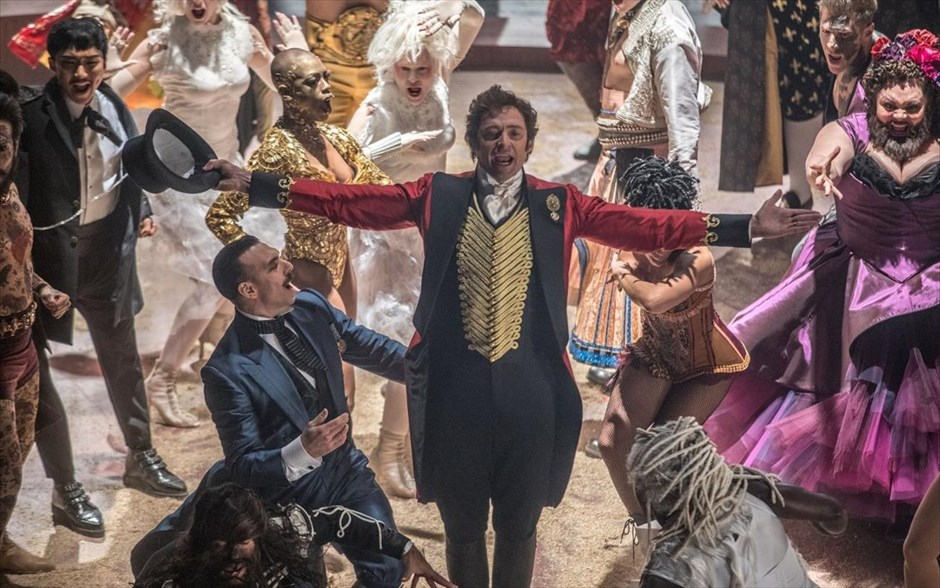  The greatest showman. Αντλώντας έμπνευση από τη φιλοδοξία και τη φαντασία του Φ. Τ. Μπάρνουμ, ο οποίος, στα τέλη του 19ου αιώνα, έστησε ένα πρωτότυπο υπερθέαμα στα πρότυπα του τσίρκου, το εντυπωσιακό μιούζικαλ του Μάικλ Γκρέισι εξυμνεί τη γέννηση του θεάματος και τον θαυμασμό που νιώθουμε, όταν τα όνειρα γίνονται πραγματικότητα.