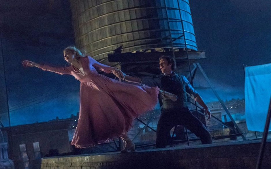  The greatest showman. Αντλώντας έμπνευση από τη φιλοδοξία και τη φαντασία του Φ. Τ. Μπάρνουμ, ο οποίος, στα τέλη του 19ου αιώνα, έστησε ένα πρωτότυπο υπερθέαμα στα πρότυπα του τσίρκου, το εντυπωσιακό μιούζικαλ του Μάικλ Γκρέισι εξυμνεί τη γέννηση του θεάματος και τον θαυμασμό που νιώθουμε, όταν τα όνειρα γίνονται πραγματικότητα.