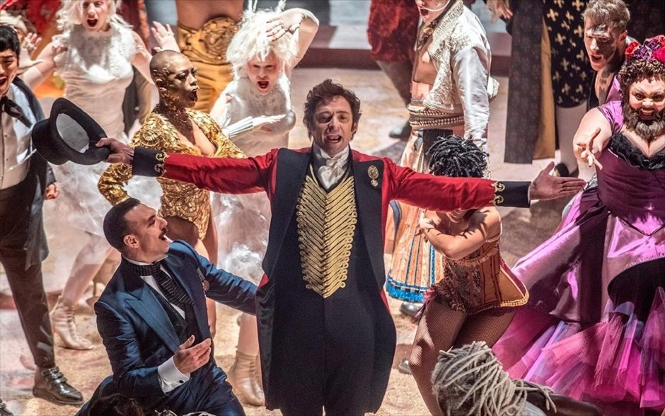  The greatest showman. Αντλώντας έμπνευση από τη φιλοδοξία και τη φαντασία του Φ. Τ. Μπάρνουμ, ο οποίος, στα τέλη του 19ου αιώνα, έστησε ένα πρωτότυπο υπερθέαμα στα πρότυπα του τσίρκου, το εντυπωσιακό μιούζικαλ του Μάικλ Γκρέισι εξυμνεί τη γέννηση του θεάματος και τον θαυμασμό που νιώθουμε, όταν τα όνειρα γίνονται πραγματικότητα.
