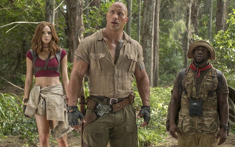 Jumanji. Στην οικογενειακή περιπέτεια φαντασίας του Τζέικ Κάσνταν -με τους Ντουέιν Τζόνσον, Κέβιν Χαρτ, Τζακ Μπλακ, Κάρεν Γκίλιαν και Μίσι Πάιλ-, ο κόσμος του Jumanji ζωντανεύει ξανά, όταν τέσσερις έφηβοι τον «επισκέπτονται» κατά λάθος, μέσω ενός βιντεοπαιχνιδιού.