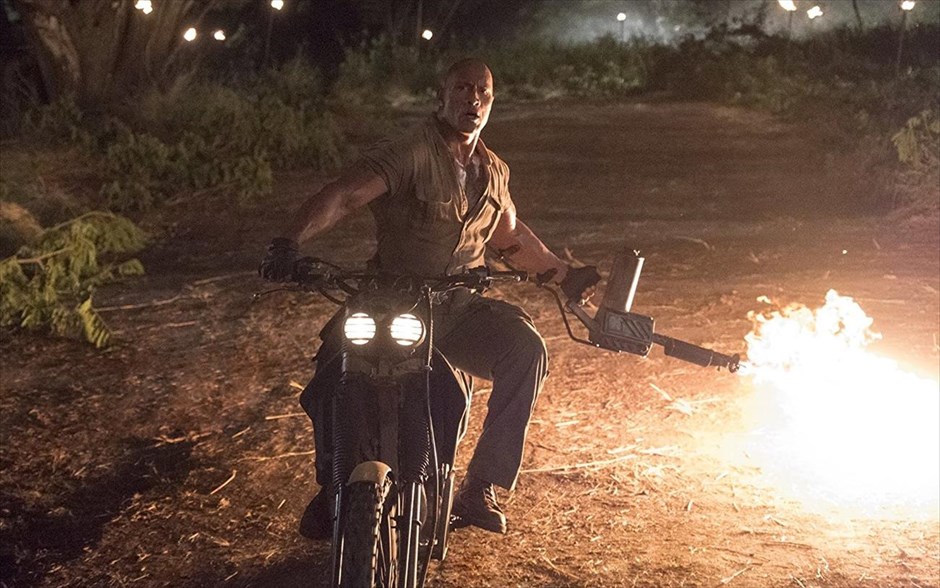 Jumanji. Στην οικογενειακή περιπέτεια φαντασίας του Τζέικ Κάσνταν -με τους Ντουέιν Τζόνσον, Κέβιν Χαρτ, Τζακ Μπλακ, Κάρεν Γκίλιαν και Μίσι Πάιλ-, ο κόσμος του Jumanji ζωντανεύει ξανά, όταν τέσσερις έφηβοι τον «επισκέπτονται» κατά λάθος, μέσω ενός βιντεοπαιχνιδιού.