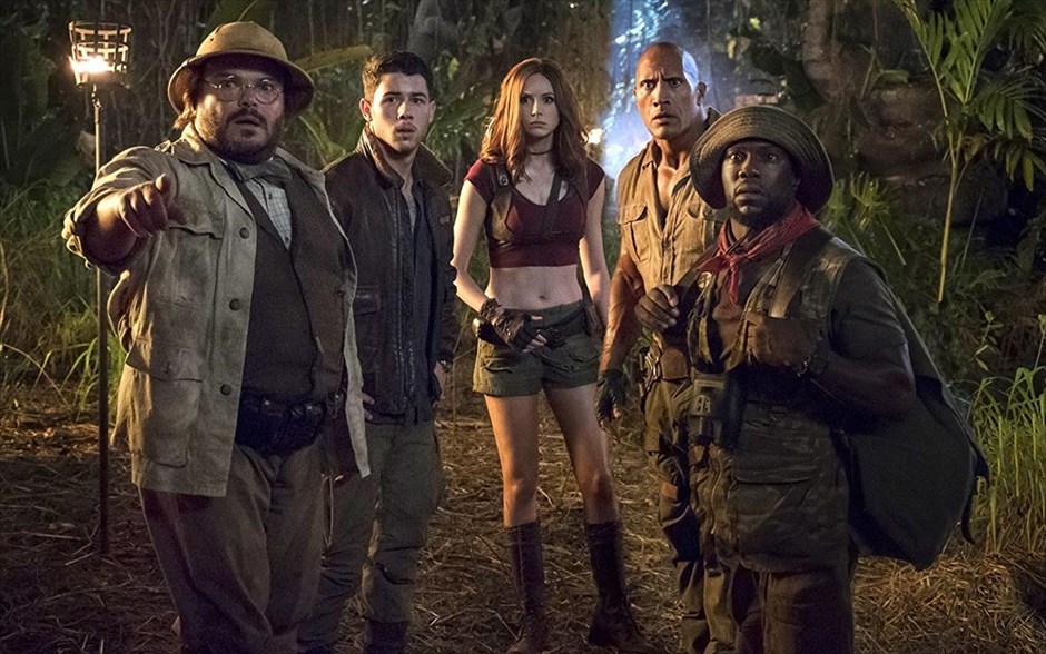 Jumanji. Στην οικογενειακή περιπέτεια φαντασίας του Τζέικ Κάσνταν -με τους Ντουέιν Τζόνσον, Κέβιν Χαρτ, Τζακ Μπλακ, Κάρεν Γκίλιαν και Μίσι Πάιλ-, ο κόσμος του Jumanji ζωντανεύει ξανά, όταν τέσσερις έφηβοι τον «επισκέπτονται» κατά λάθος, μέσω ενός βιντεοπαιχνιδιού.