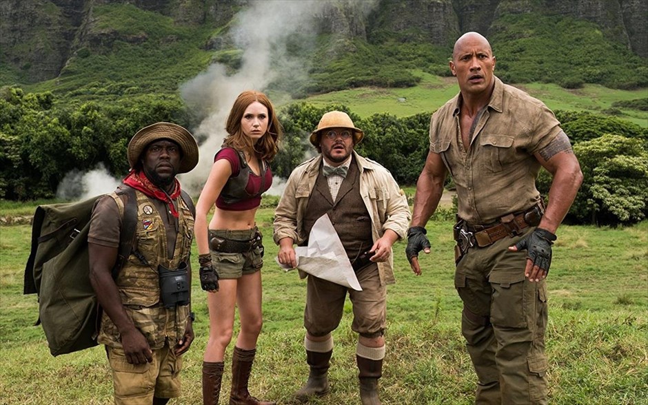 Jumanji. Στην οικογενειακή περιπέτεια φαντασίας του Τζέικ Κάσνταν -με τους Ντουέιν Τζόνσον, Κέβιν Χαρτ, Τζακ Μπλακ, Κάρεν Γκίλιαν και Μίσι Πάιλ-, ο κόσμος του Jumanji ζωντανεύει ξανά, όταν τέσσερις έφηβοι τον «επισκέπτονται» κατά λάθος, μέσω ενός βιντεοπαιχνιδιού.