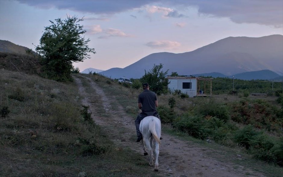 Γουέστερν. Πολυβραβευμένο σε διεθνή Φεστιβάλ, το δράμα της Γερμανίδας σκηνοθέτιδας Βαλέσκα Γκρίζεμπαχ είναι ένα ευφυές ταξίδι στην καρδιά της σημερινής Ευρώπης, αλλά και μια συγκινητική ιστορία για την ανθρώπινη ανάγκη να ανήκουμε κάπου. Μέσα από τα μάτια ενός μοναχικού παρατηρητή που επιβλέπει ένα μεγάλο έργο στα ελληνοβουλγαρικά σύνορα, γινόμαστε μάρτυρες μιας νέας σύγκρουσης πολιτισμών.