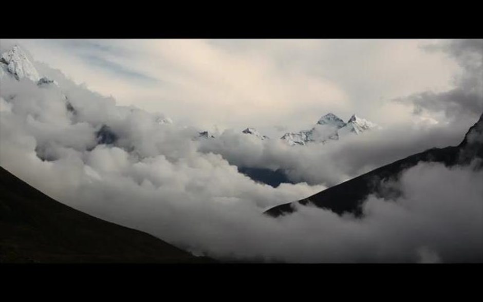 Mountain. Μια μοναδική κινηματογραφική και μουσική συνεργασία μεταξύ της Αυστραλιανής Ορχήστρας Δωματίου και της σκηνοθέτιδας Τζένιφερ Πίντομ, το ντοκιμαντέρ αυτό, με αφηγητή τον Γουίλεμ Νταφόε, κάνει μια σαγηνευτική εξερεύνηση στις υψηλότερες και μαγευτικότερες βουνοκορφές του πλανήτη, από την Ανταρκτική και την Αυστρία, μέχρι τη Νέα Ζηλανδία και το Θιβέτ.