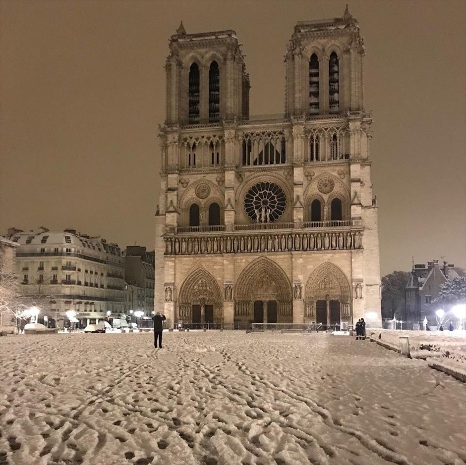 Παρίσι - χιόνι. Notre-Dame 