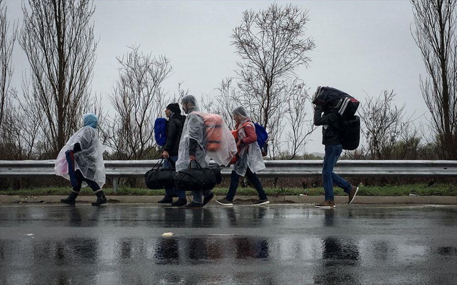 Ανθρώπινη ροή. Γυρισμένο σε 23 χώρες, το ντοκιμαντέρ του παγκοσμίως αναγνωρισμένου Κινέζου εικαστικού και ακτιβιστή Άι Γουέι Γουέι, περιγράφει τόσο τις επιδράσεις του φαινομένου της μετανάστευσης σε παγκόσμιο επίπεδο, όσο και τον αντίκτυπό του σε ανθρώπινο επίπεδο.