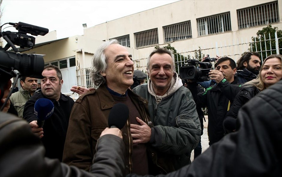 Εκτός φυλακών Κορυδαλλού, με διήμερη άδεια, ο Δ. Κουφοντίνας. Στις 9 το πρωί εξήλθε από τις φυλακές Κορυδαλλού, με διήμερη άδεια, ο καταδικασθείς για τη δράση της τρομοκρατικής οργάνωσης «17Ν», Δημήτρης Κουφοντίνας. Ο Δ. Κουφοντίνας βγήκε από τις φυλακές χωρίς να κάνει δηλώσεις, συνοδευόμενος από τον γιο του, αλλά και τη δικηγόρο του, ενώ αρκετοί αλληλέγυοι τον περίμεναν και χειροκρότησαν κατά την έξοδό του.