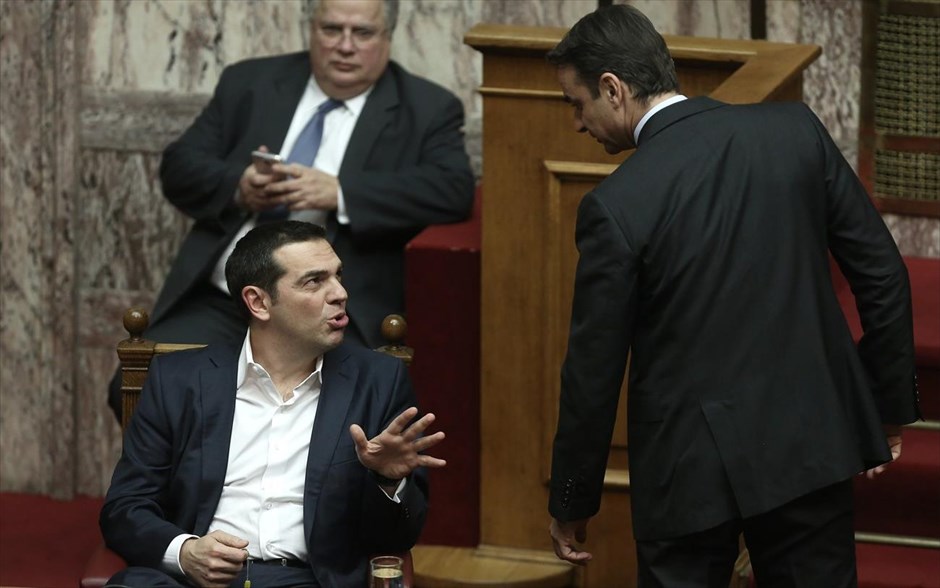 Υπόθεση Novartis: Προανακριτική και για τα δέκα πολιτικά πρόσωπα. Στιγμιότυπο από την τετ α τετ αντιπαράθεση του πρωθυπουργού Αλέξη Τσίπρα με τον πρόεδρο της Ν.Δ. Κυριάκο Μητσοτάκη στη χθεσινή&nbsp;συνεδρίαση της Βουλής&nbsp;για την υπόθεση Novartis.&nbsp;Έπειτα από μια μαραθώνια διαδικασία, η οποία διήρκησε 21 ώρες, η Βουλή αποφάσισε τη συγκρότηση ειδικής επιτροπής προκαταρκτικής εξέτασης και για τα δέκα πολιτικά πρόσωπα που αναφέρονταν στη δικογραφία για την υπόθεση.&nbsp;