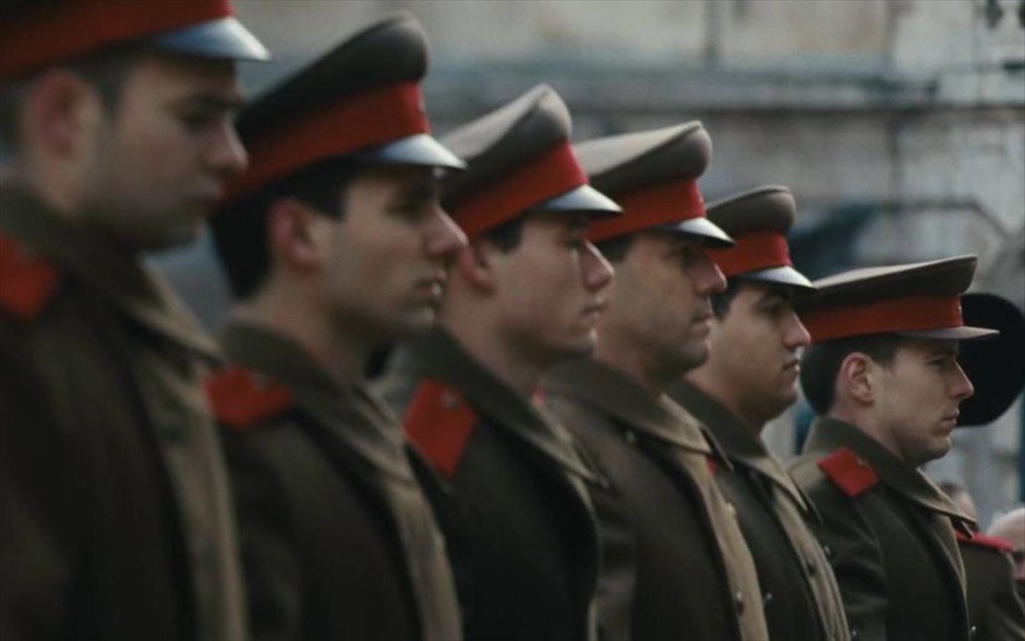 Η γέννηση ενός ηγέτη. Tο ψυχολογικό αυτό θρίλερ εξερευνά το πώς μπορεί κανείς να εξελιχθεί σε τύραννο, μέσα από τη σκιαγράφηση ενός σκοτεινού αγοριού που μοιάζει με τέρας εν τη γενέσει του (Η γέννηση ενός ηγέτη).