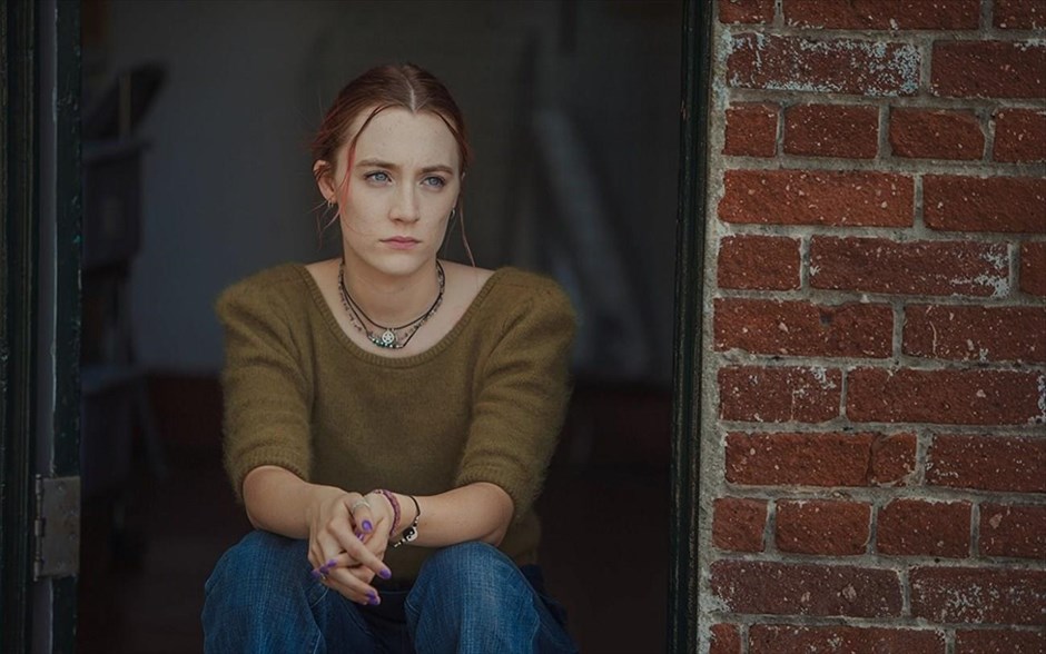 Lady Bird. Ξετυλίγοντας την ιστορία ενηλικίωσης ενός κοριτσιού σε μια επαρχιακή πόλη της Αμερικής, λίγο μετά την τρομοκρατική επίθεση της 11ης Σεπτεμβρίου (Lady Bird).