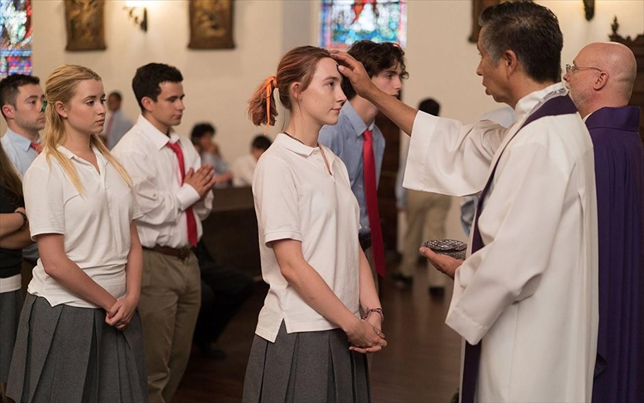 Lady Bird. Ξετυλίγοντας την ιστορία ενηλικίωσης ενός κοριτσιού σε μια επαρχιακή πόλη της Αμερικής, λίγο μετά την τρομοκρατική επίθεση της 11ης Σεπτεμβρίου (Lady Bird).