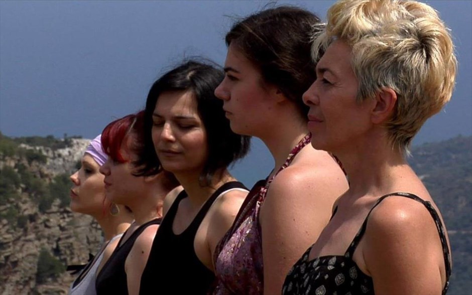 StringLess. Αποτυπώνοντας τη ζωή πέντε γυναικών που συμμετέχουν στο πολυφωνικό συγκρότημα StringLess και προσπαθούν να επιβιώσουν εν μέσω της ελληνικής κρίσης (StringLess).