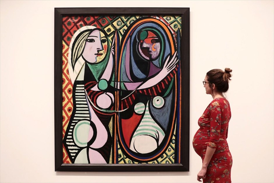 «Κορίτσι μπροστά στον καθρέφτη». Μια γυναίκα κοιτά τον πίνακα του Πικάσο «Κορίτσι μπροστά στον καθρέφτη», σε έκθεση της Πινακοθήκης Μοντέρνας Τέχνης Τέιτ, στο Λονδίνο.