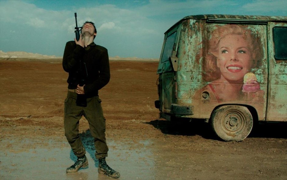 Foxtrot. Εστιάζοντας στα παιχνίδια της μοίρας, το αντιπολεμικό ισραηλινό δράμα του Σάμιουελ Μάοζ - με τους Λίορ Ασκενάζι, Σάρα Άντλερ, Γιόνατον Σιράι και Σίρα Χάας - ήταν υποψήφιο για το Όσκαρ ξενόγλωσσης ταινίας.