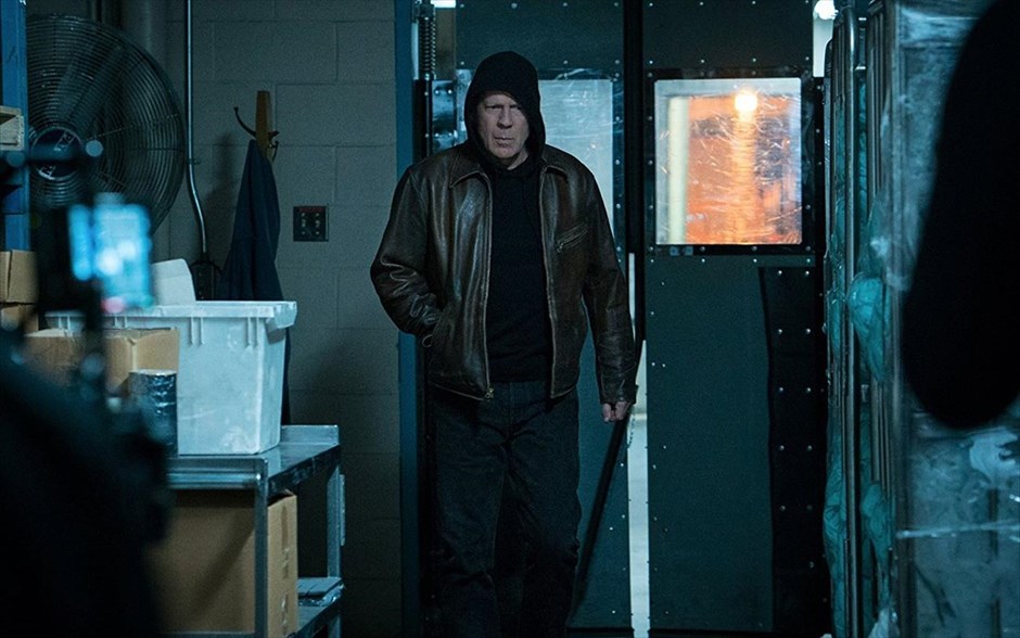 Death wish. Βασισμένο στο βιβλίο του Μπράιαν Γκάρφιλντ, το αστυνομικό θρίλερ δράσης του Ιλάι Ροθ είναι ριμέικ του καλτ θρίλερ του 1974, σε σκηνοθεσία του Μάικλ Ουίνερ, με τον Τσαρλς Μπρόνσον στον πρωταγωνιστικό ρόλο, τον οποίο τώρα ανέλαβε ο Μπρους Ουίλις, πλαισιωμένος από τους Βίνσεντ Ντ