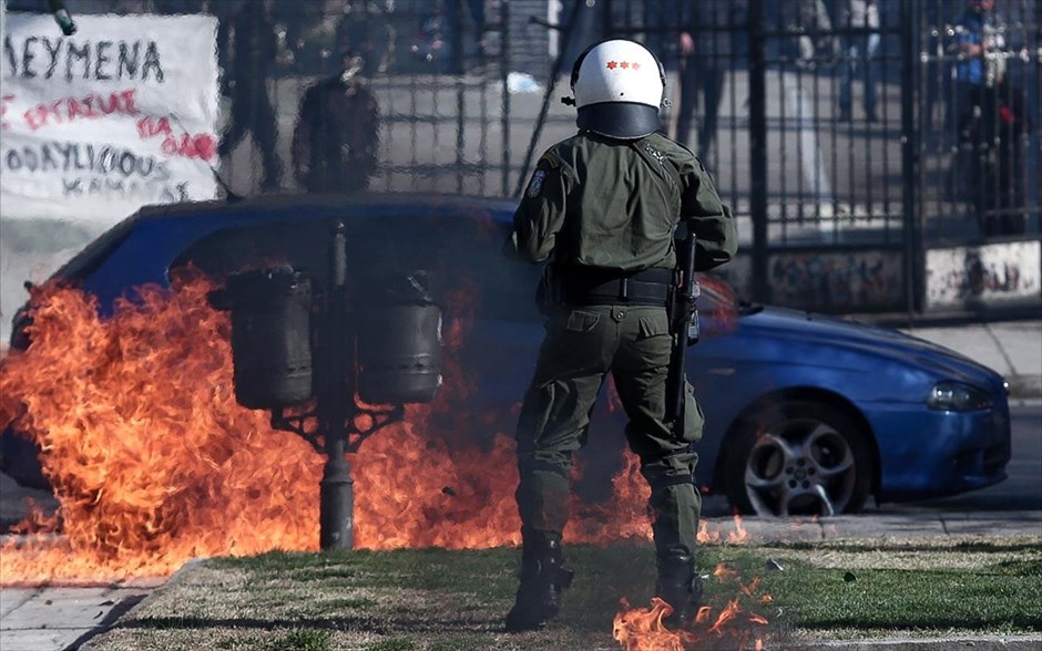 Πορεία αντιεξουσιαστών στη Θεσσαλονίκη. Στιγμιότυπο από την Πανβαλκανική διεθνιστική πορεία αλληλεγγύης αντιεξουσιαστών στο κέντρο της Θεσσαλονίκης.