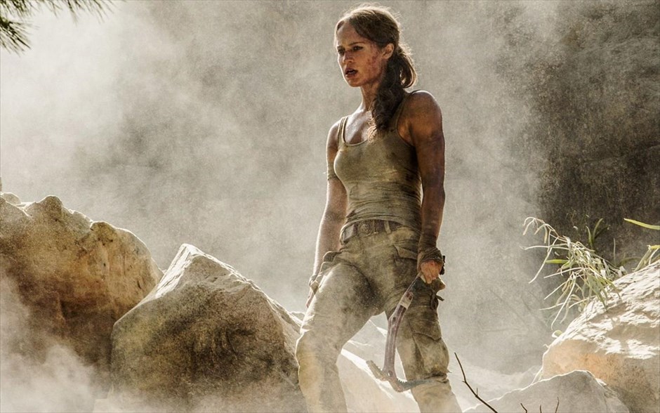 Tomb Raider: Lara Croft. Η περιπέτεια φαντασίας του Ρορ Ούθαγκ, η οποία προβάλλεται και σε τρισδιάστατη έκδοση, μας συστήνει μια νεαρή και αποφασιστική Λάρα Κροφτ, λίγο πριν γίνει παγκόσμια ηρωίδα.