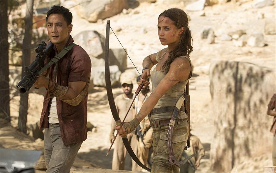 Tomb Raider: Lara Croft. Η περιπέτεια φαντασίας του Ρορ Ούθαγκ, η οποία προβάλλεται και σε τρισδιάστατη έκδοση, μας συστήνει μια νεαρή και αποφασιστική Λάρα Κροφτ, λίγο πριν γίνει παγκόσμια ηρωίδα.